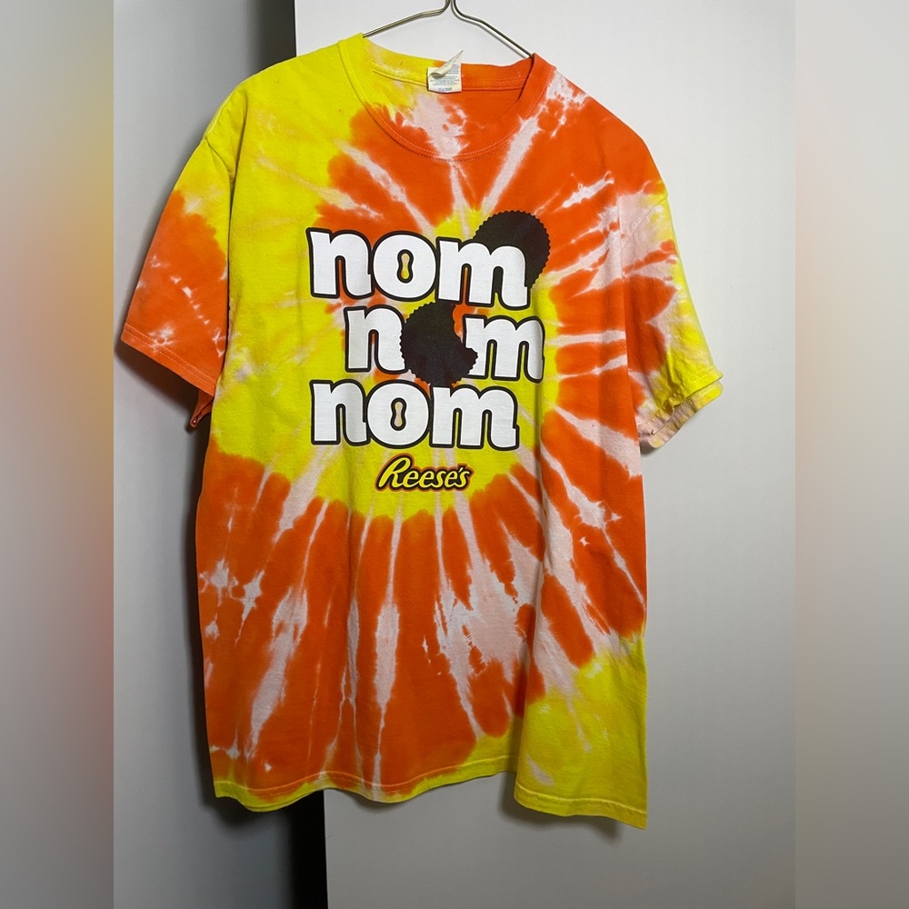* L tie-dye Reese’s “Nom Nom Nom” graphic tee